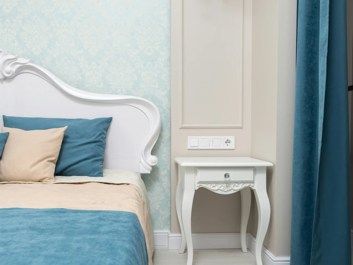 bedroom-painting-bedroom-floral-blue-haywards-heath-decorators Bedroom with floral blue wallpaper in Haywards Heath home