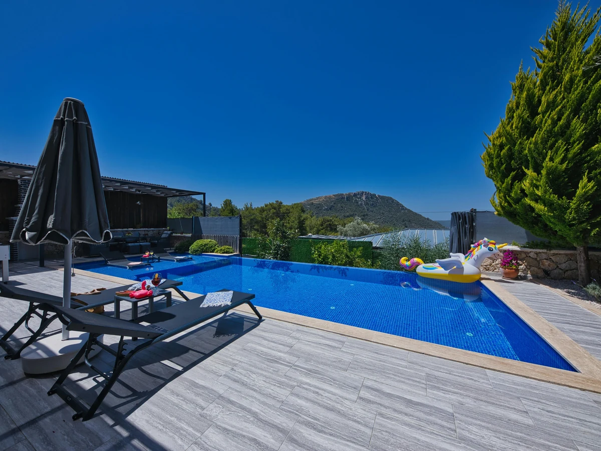 deck-painting-luxury-villa-deck-haywards-heath-decorators Luxury villa deck treated and painted by Haywards Heath Decorators in Mid Sussex