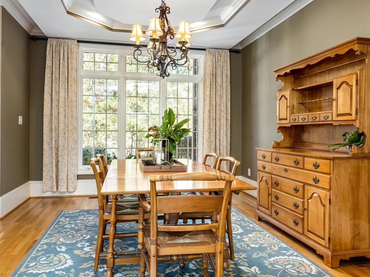 Traditional dining room painted by Haywards Heath Decorators with period cornicing and clean finish