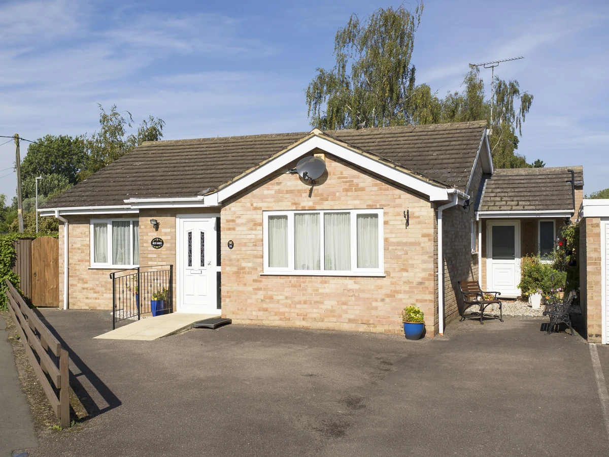 exterior-painting-brick-bungalow-exterior-haywards-heath-decorators Brick bungalow exterior masonry painting in Haywards Heath