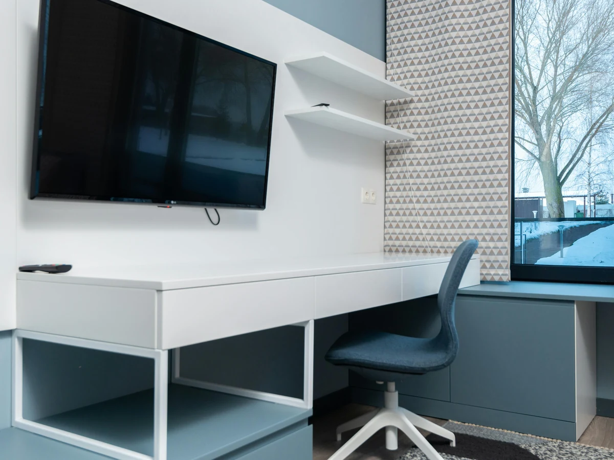 home-office-painting-modern-hotel-desk-haywards-heath-decorators Modern home office painting with hotel-style desk finish by Haywards Heath Decorators