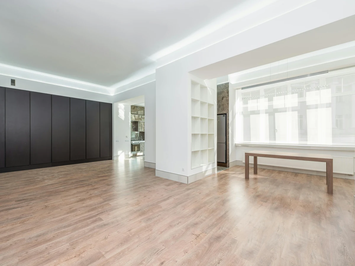 interior-painting-empty-bright-room-haywards-heath-decorators Interior painting services in Haywards Heath - bright freshly painted room by Haywards Heath Decorators