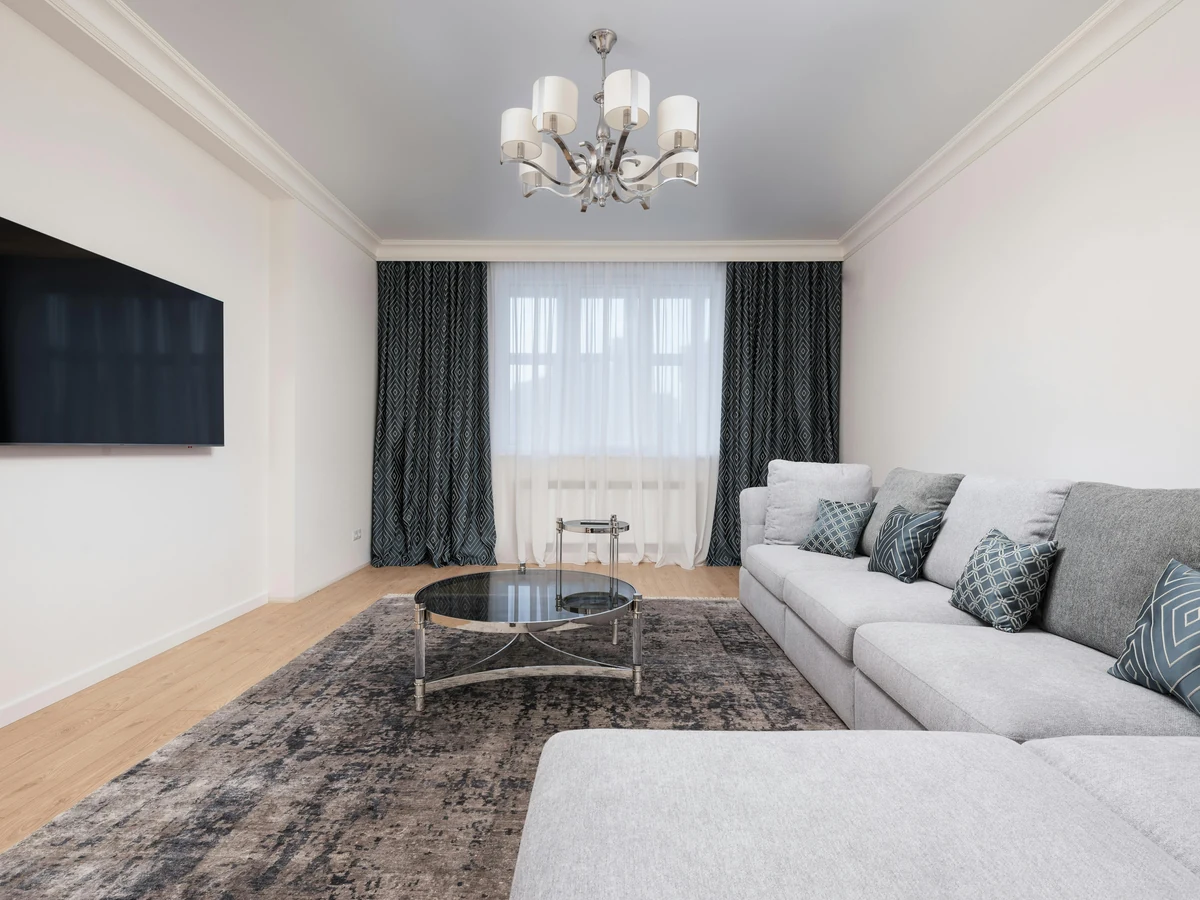 living-room-painting-white-lounge-grey-haywards-heath-decorators White lounge with grey feature wall in Haywards Heath property