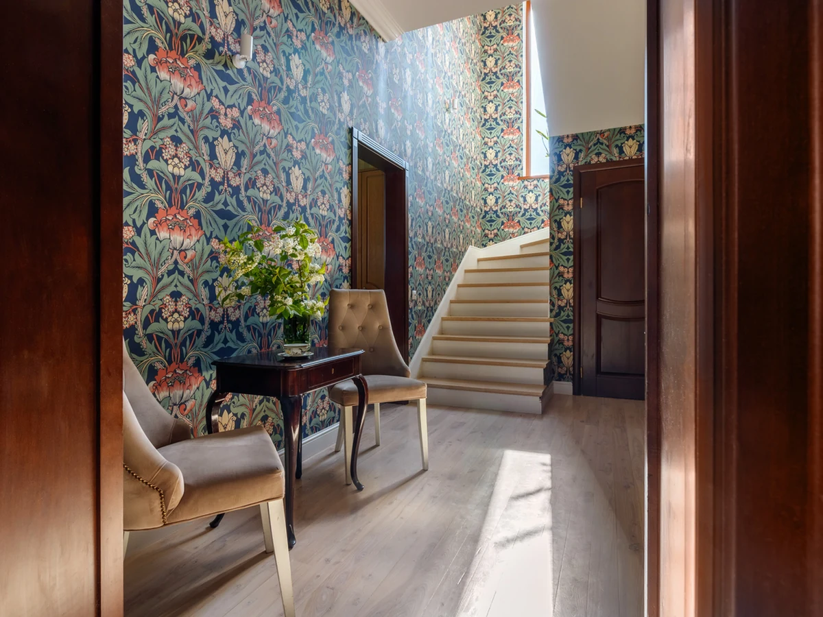 wallpapering-ornate-floral-wallpaper-haywards-heath-decorators-2 Ornate floral wallpaper detail in Haywards Heath home