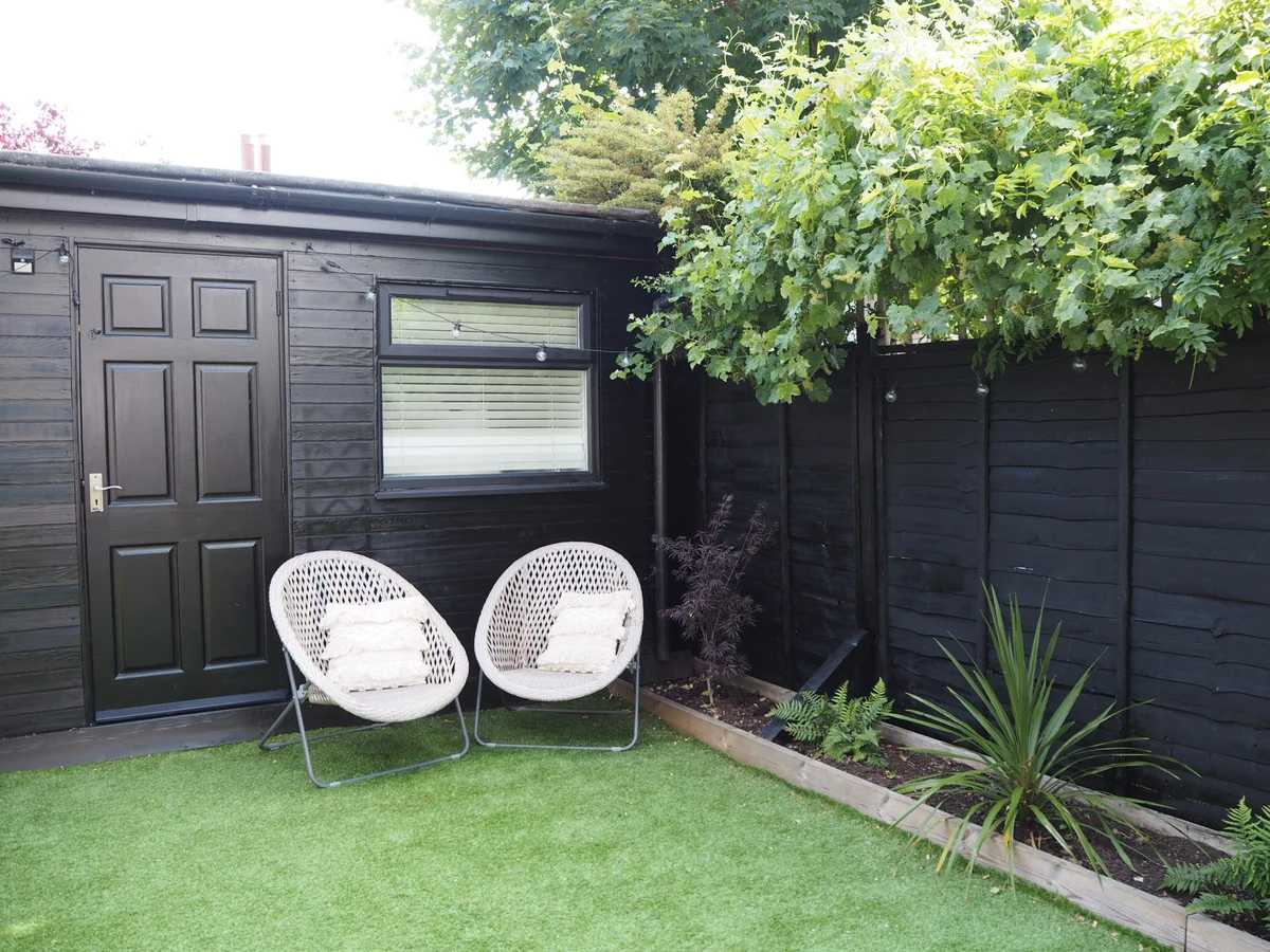 wood-painting-black-garden-shed-haywards-heath-decorators Black painted garden shed in Haywards Heath